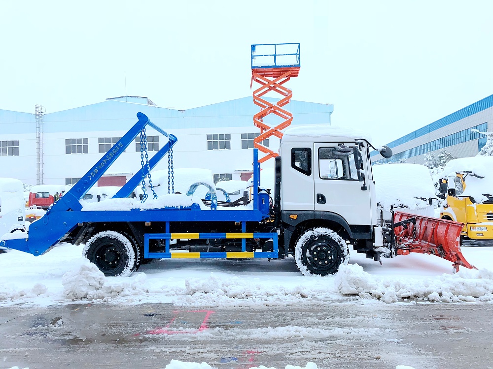 东风T3摆臂垃圾车带推雪铲设备